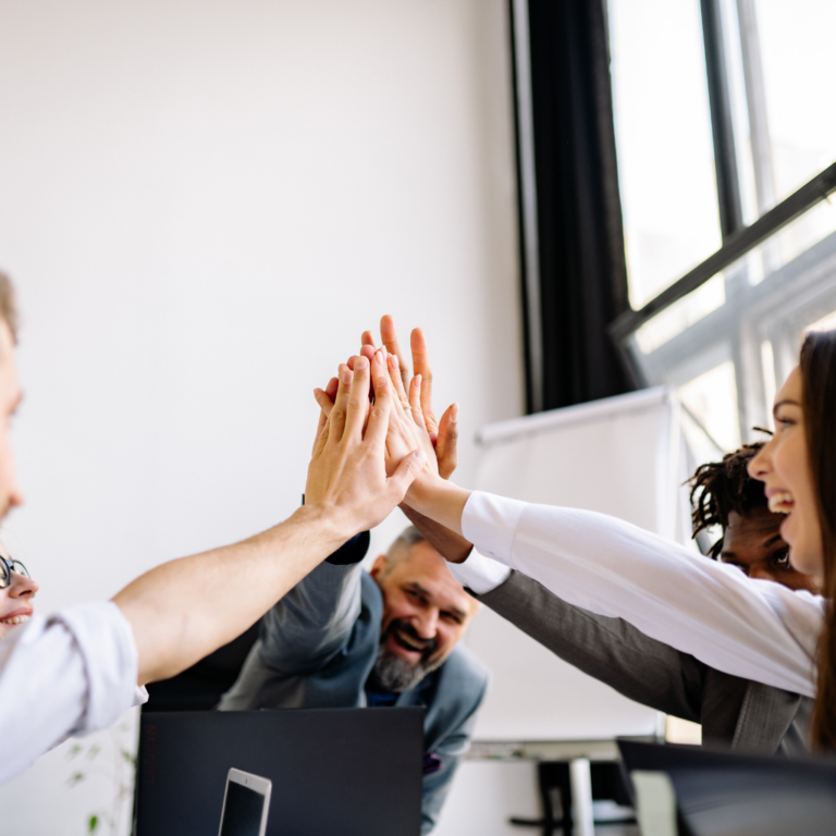 Gruppe von Fachleuten, die sich High Five geben, ein Symbol der Unterstützung für Unternehmer durch hilfe